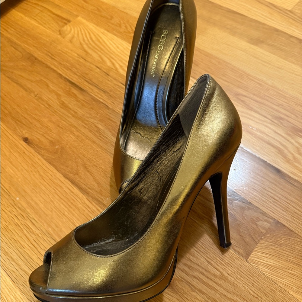 BCBGeneration Metallic Gold Peep Toe Heels. Ladies Size 8